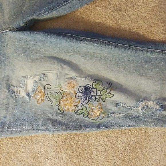 Black Daisy Kate - Picture 2 of 10